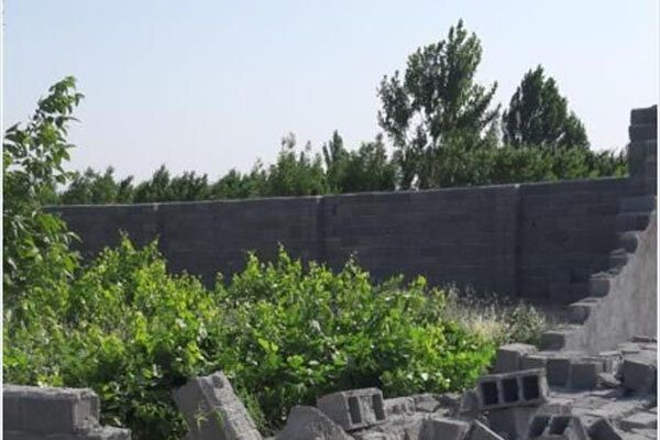 تخریب دیوار باغ یک هکتاری در خشکبیجار