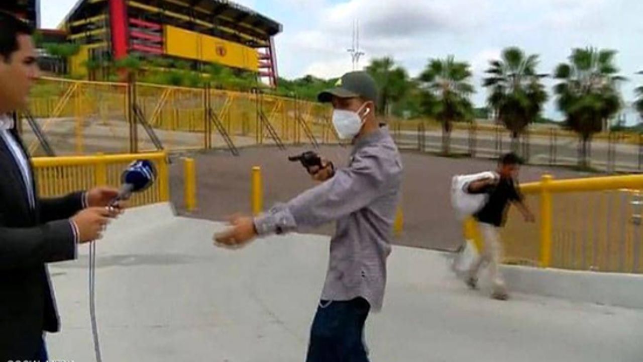 سرقت از خبرنگاران اکوادوری در روز روشن+ فیلم