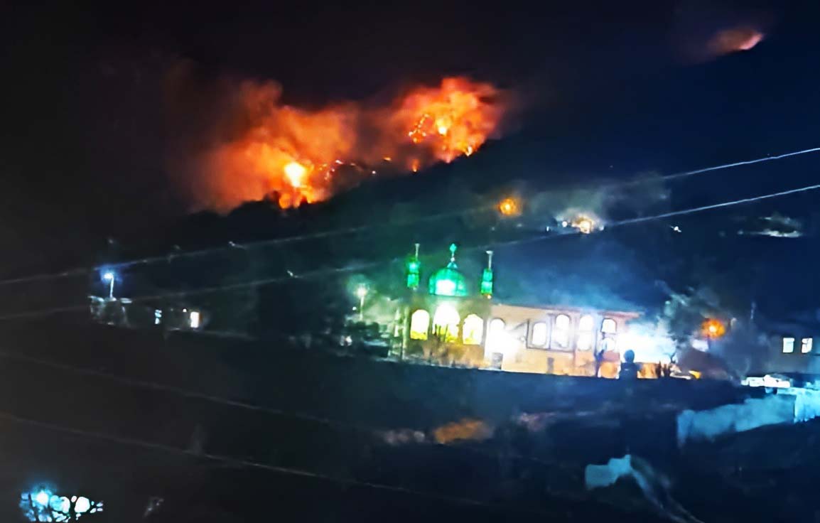 جنگل های رستم آباد همچنان در آتش می سوزد/ دردسر وزش باد و کوهستانی بودن منطقه علیرغم انجام عملیات هوایی + فیلم