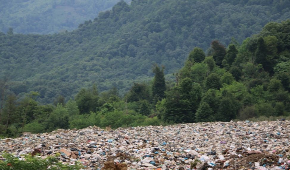 وضعیت اسف بار محل دپو زباله در مادیان گوابر لنگرود| فیلم