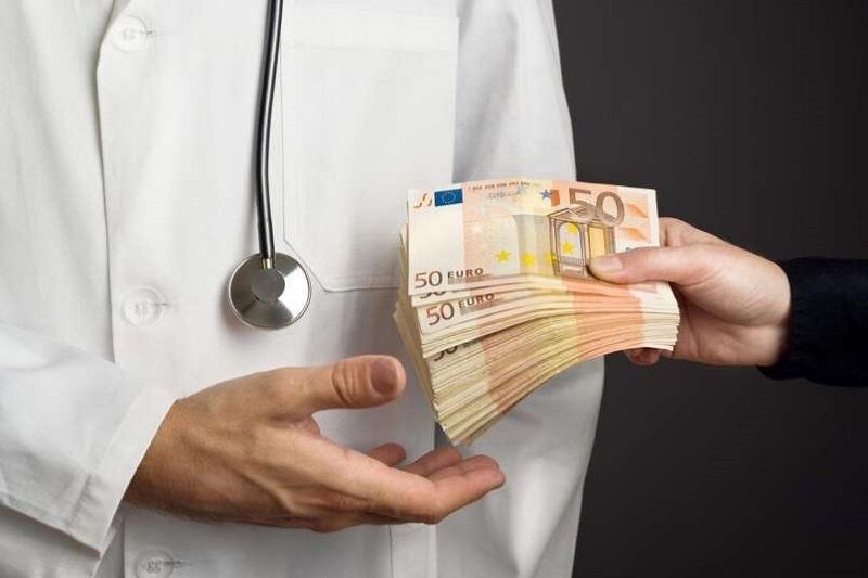 فرار مالیاتی به سبک پزشکان/ اینجا فقط نقد پرداخت کنید؛ سکه، دلار یا یورو!