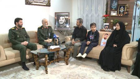 دیدار فرمانده کل سپاه با خانواده شهید آرمان علی وردی