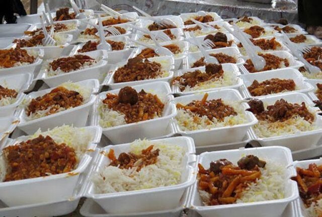 توزیع غذای نذری در سالگرد شهادت سردار سلیمانی در لاهیجان