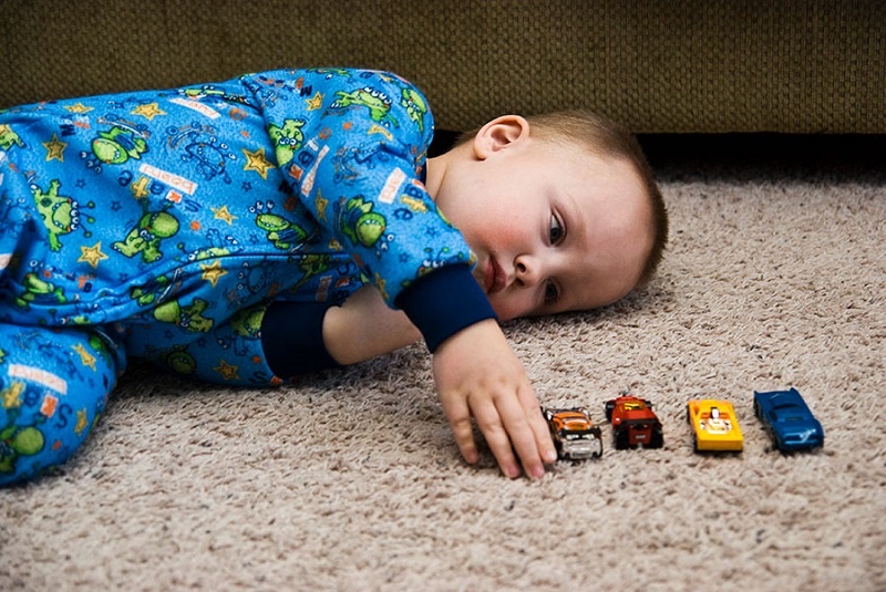 عدم ارتباط کودک نوپا با والدین می‌تواند نشانه اولیه اوتیسم باشد