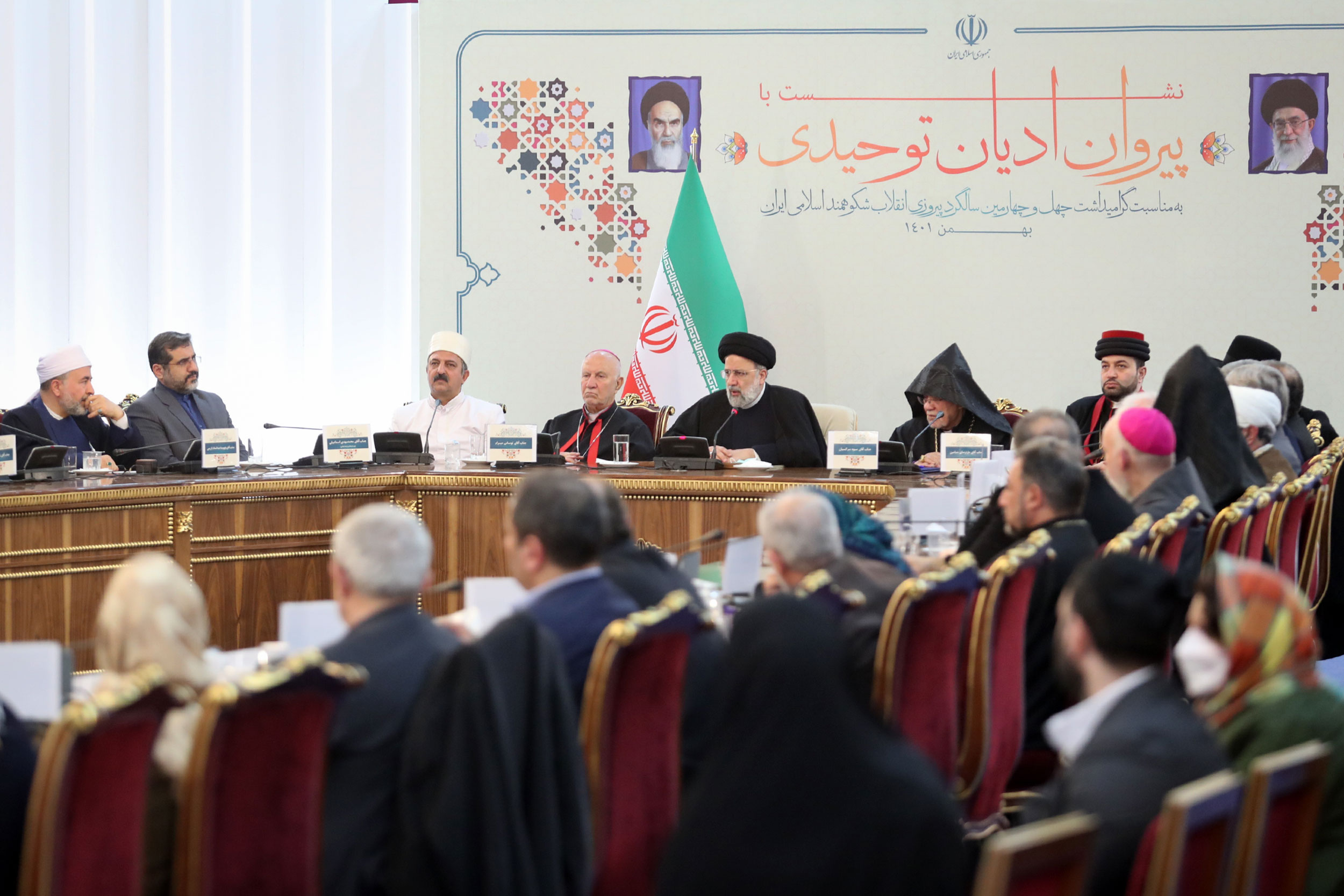 پیروزی‌های جمهوری اسلامی ایران مرهون بصیرت مذاهب و ادیان است