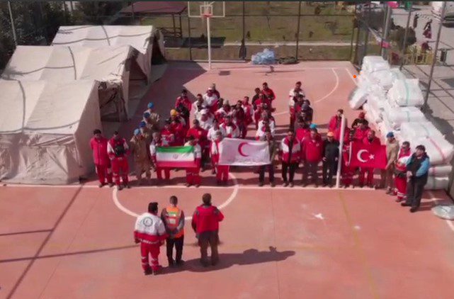ابراز همدردی امدادگران ایرانی برای جان‌باختگان زلزله ترکیه| فیلم