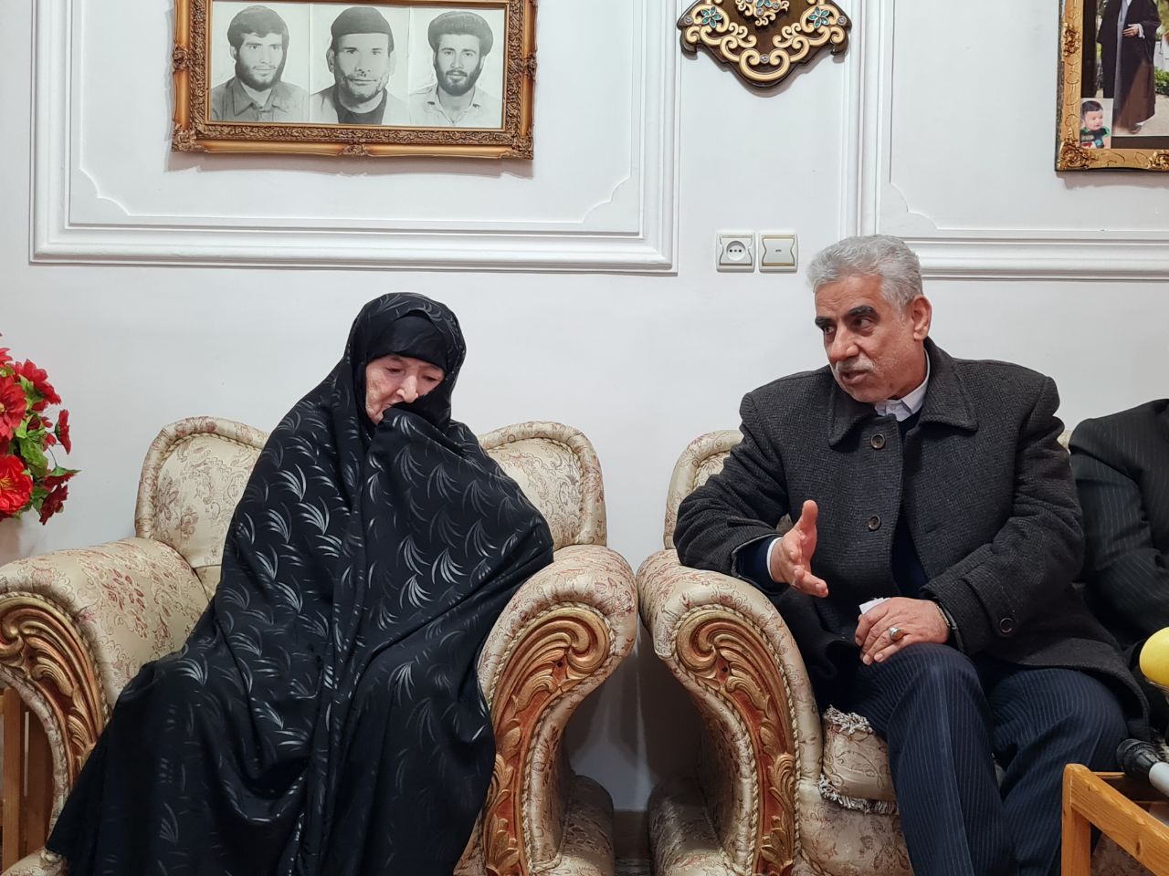 دیدار استاندار گیلان با مادر و همسر شهید در رضوانشهر