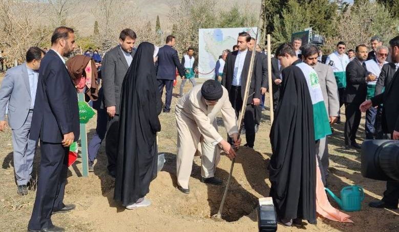 عملیات کاشت یک میلیارد درخت با حضور رئیس‌جمهور آغاز شد