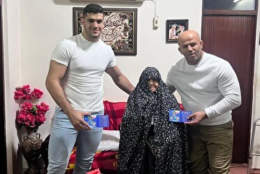 کشتی‌گیر گیلانی مدال‌های خود را به مادر ۳ شهید تقدیم کرد