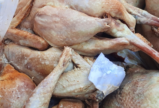 کشف ۱۵۲ کیلو گوشت مرغ و بوقلمون کشتار غیرمجاز شده در املش