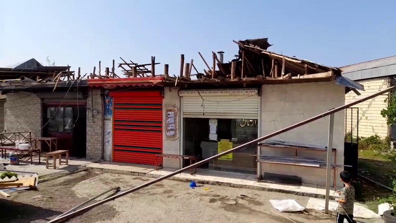 تخریب سقف منازل تا سقوط تیربرق و سیلاب در گیلان+ فیلم
