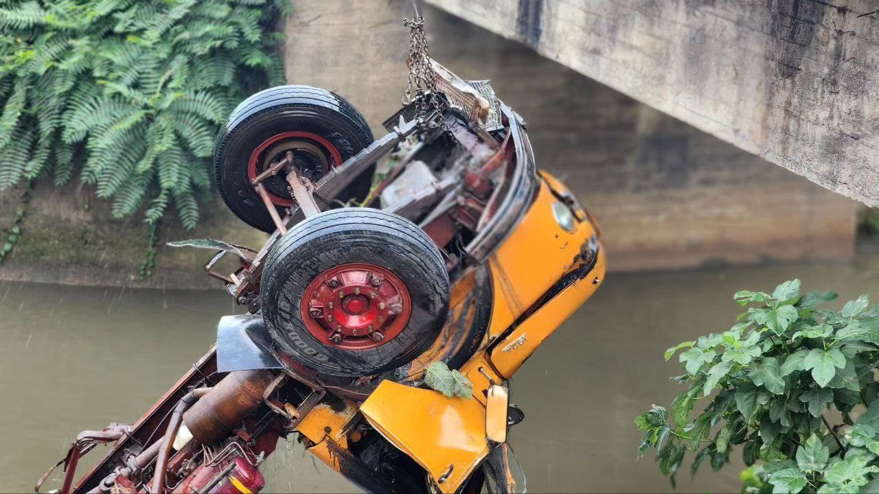 تصادف مرگبار راننده کامیون در پی برخورد با تیبا + عکس