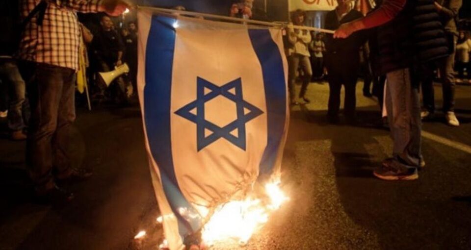 مردم لیبی پرچم اسرائیل را به آتش کشیدند