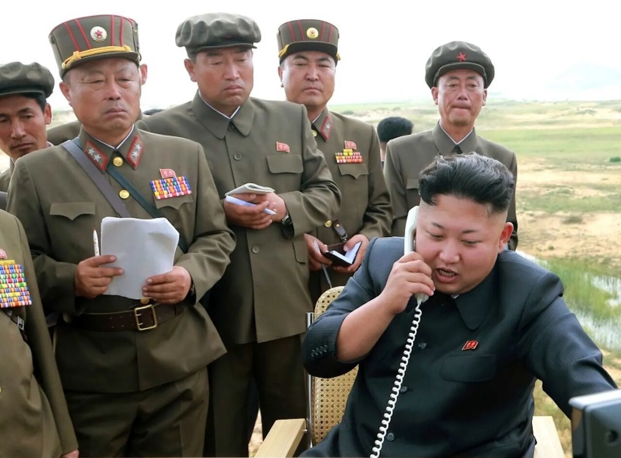 نظارت رهبر کره شمالی بر آزمایش موشک‌های کروز روی ناو جنگی!