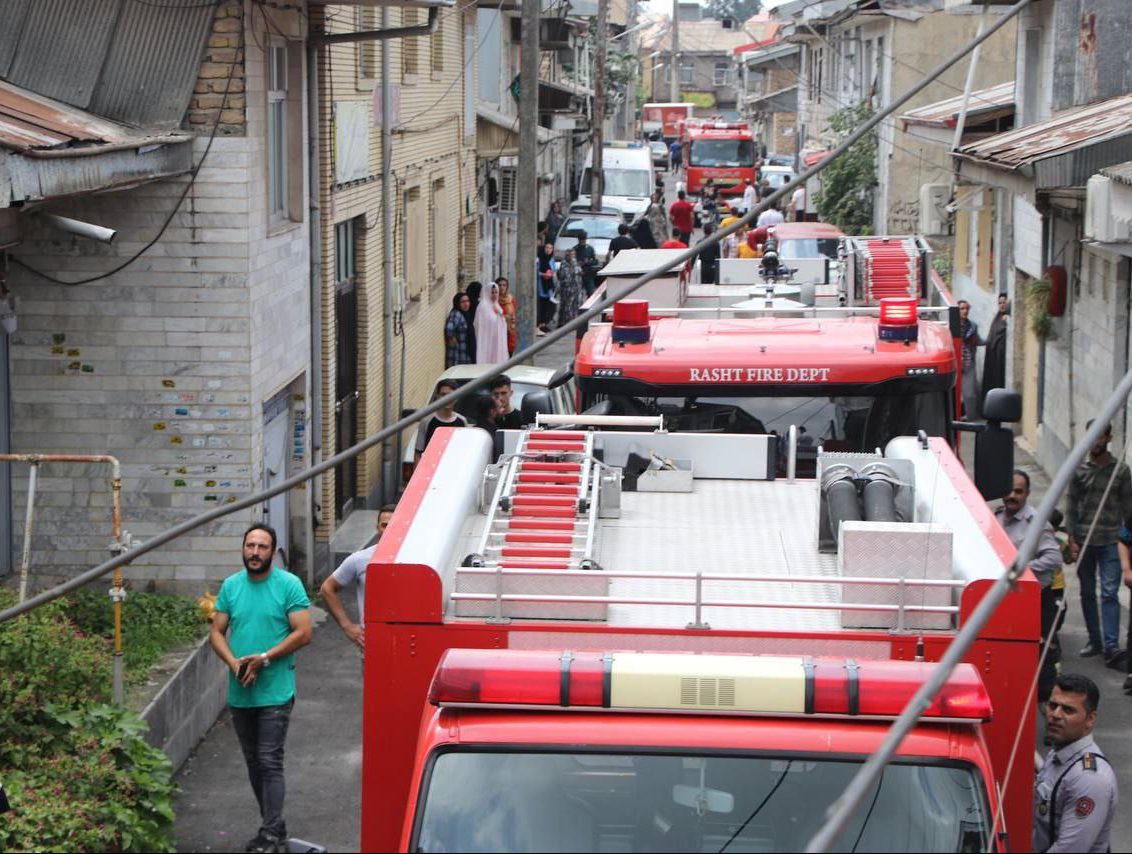 مهار آتش خانه ویلایی رشت توسط ۴۲ آتش‌نشان+ تصاویر