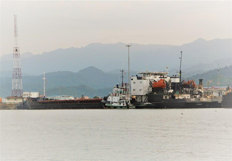 یک کشتی تجاری در بندر آستارا به گل نشست