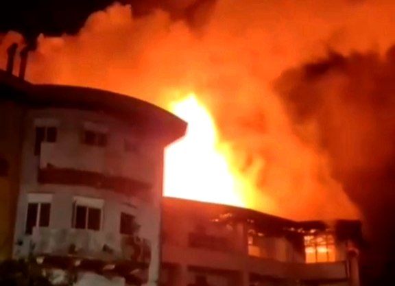 آتش‌سوزی شدید در هتل ایران بندر انزلی | فیلم