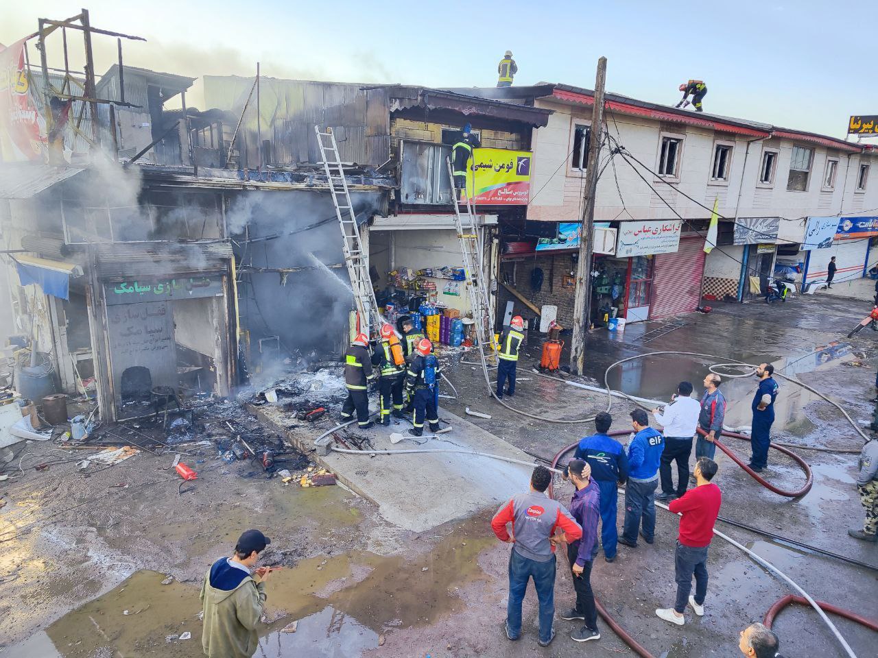 ۳ مغازه رشت در آتش سوخت+ تصاویر و فیلم