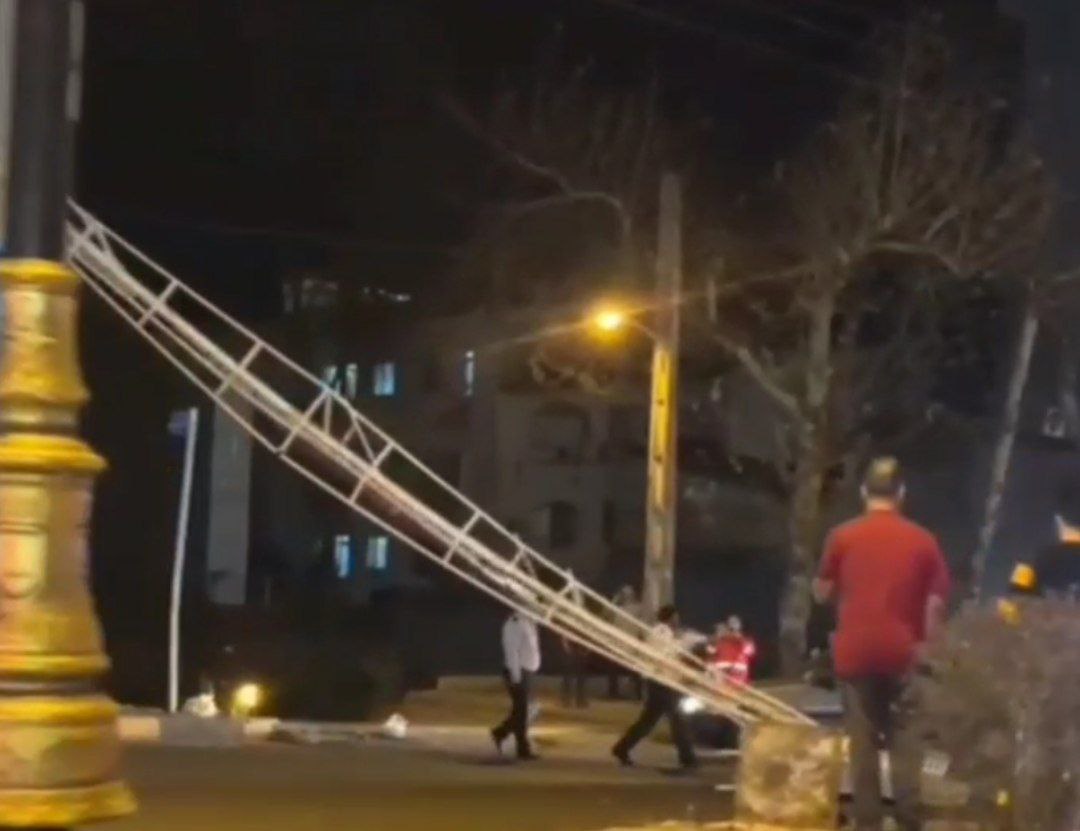سقوط تابلو در لاهیجان | فیلم