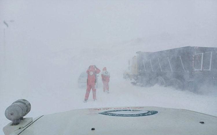 امدادرسانی به ۸۰ خودروی گرفتار در برف خلخال – اسالم+ تصاویر