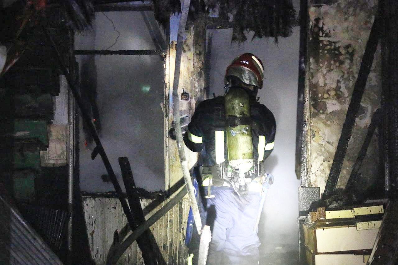 آتش‌سوزی ۲ خانه ویلایی و یک مغازه در رشت+ تصاویر و فیلم