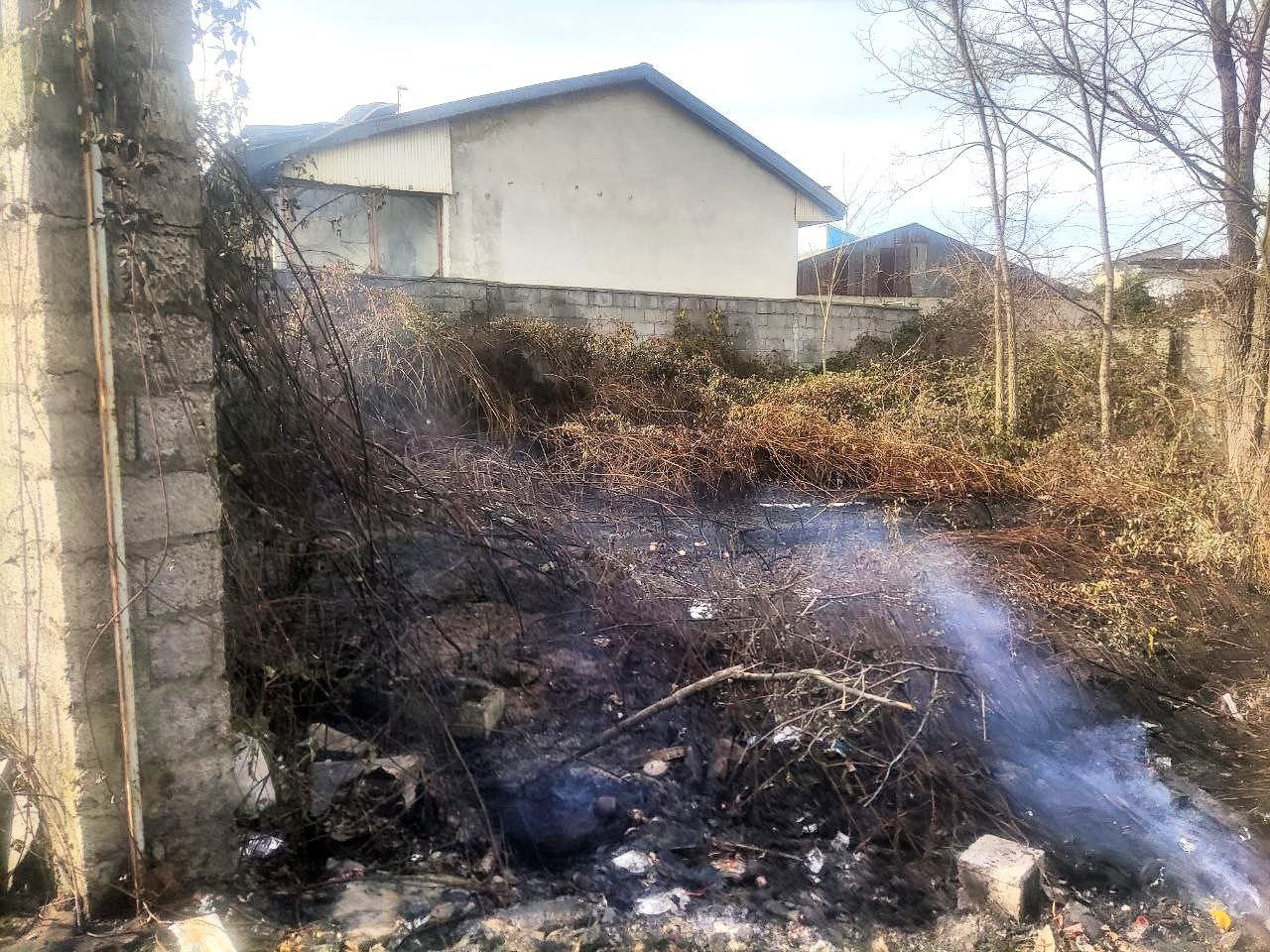 آتش علفزار خانه‌ای در رشت را سوزاند+ تصاویر