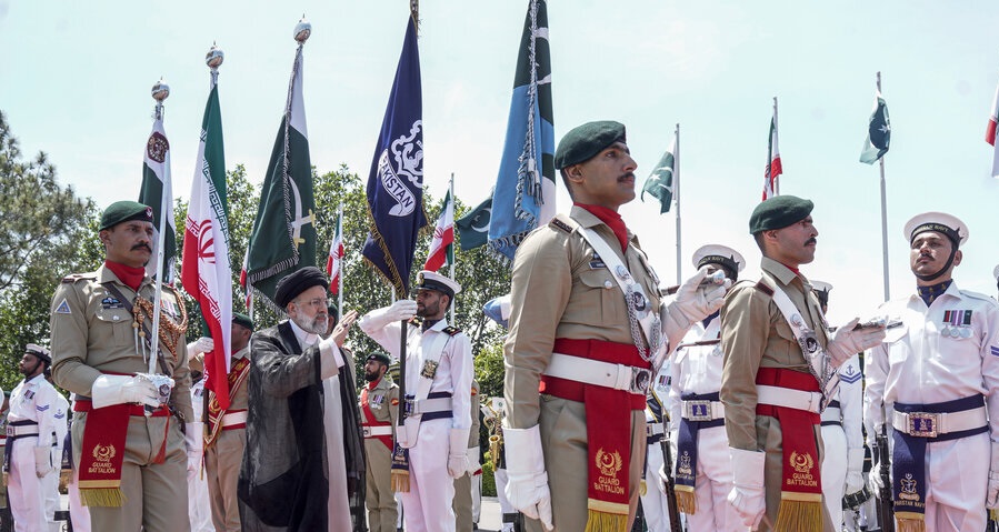 عکسی از پاسخ رئیسی به احترام نیروهای نظامی پاکستان
